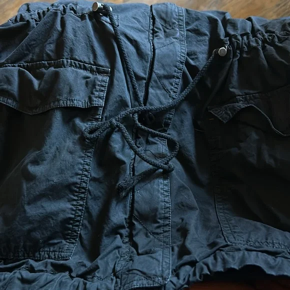 Levi Strauss black Wind/ rain coat longer hem on back. Draw strings also. EUC. - Picture 5 of 13